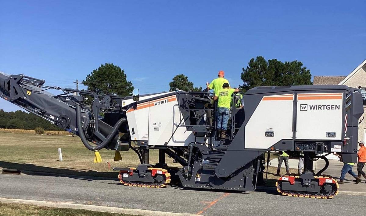 Wirtgen W 210 Fi milling machine with Perry Asphalt crew